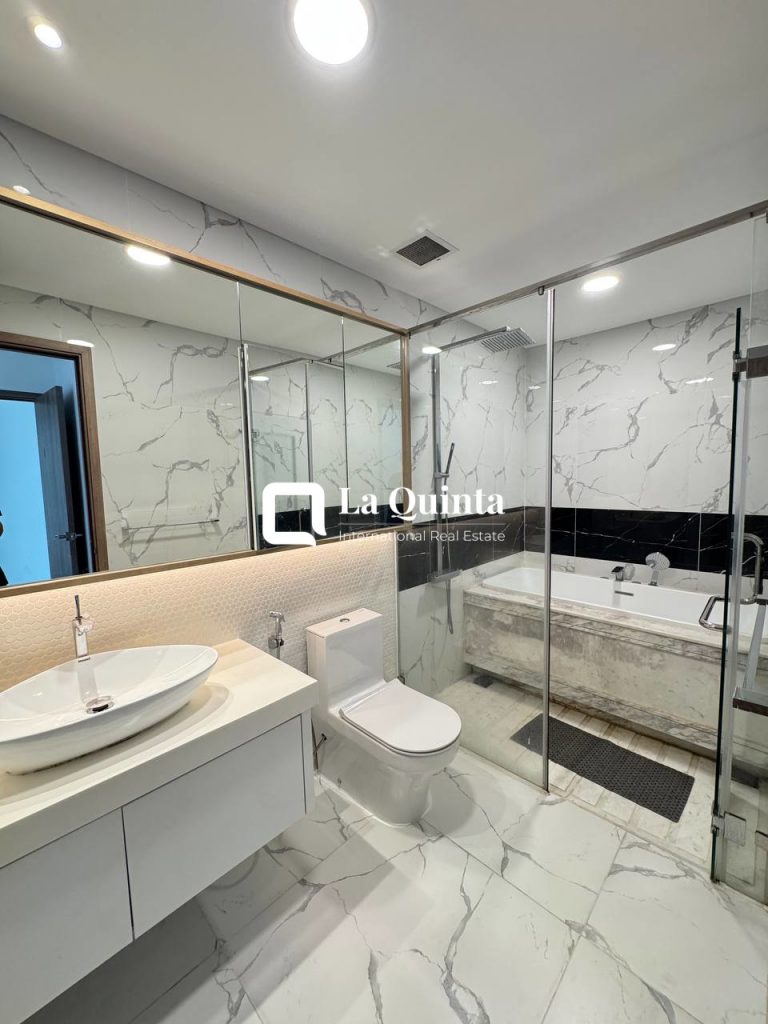 SUNWAH PEARL APARTMENT'S BATHROOM