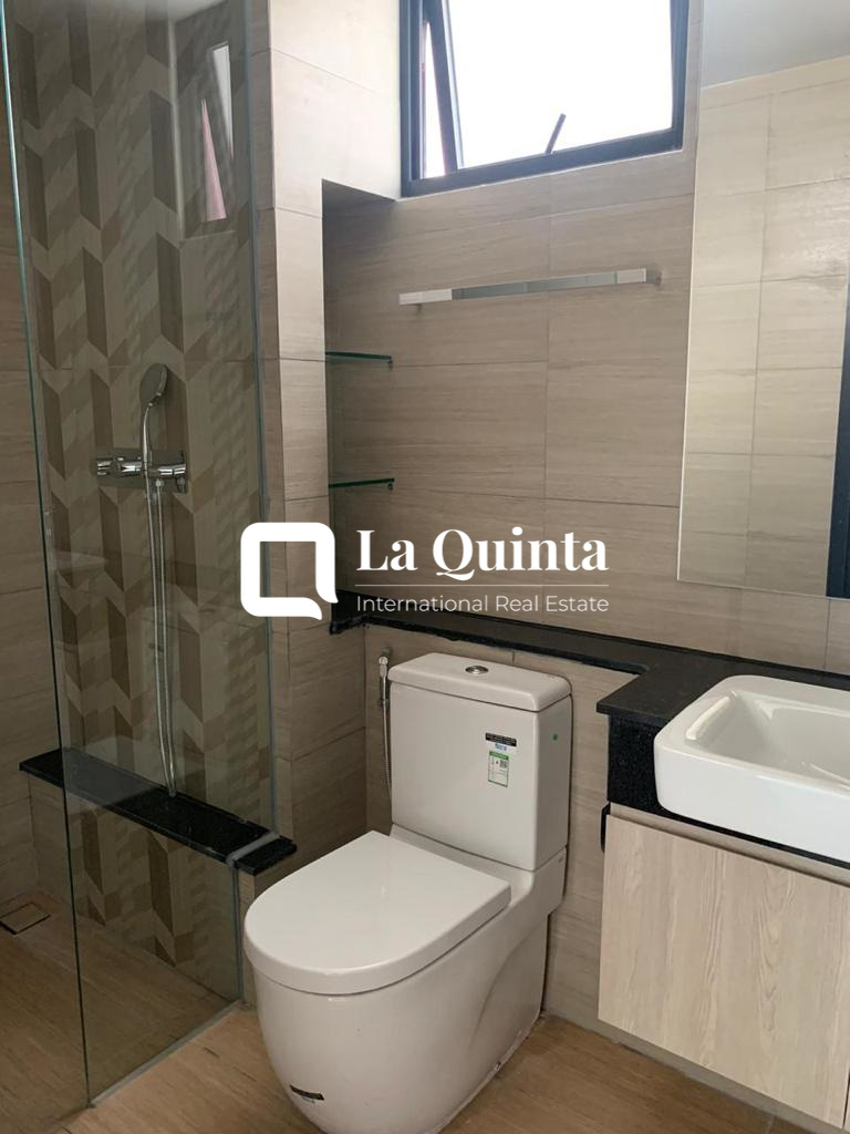 FELIZ EN VISTA APARTMENT's bathroom with shower area