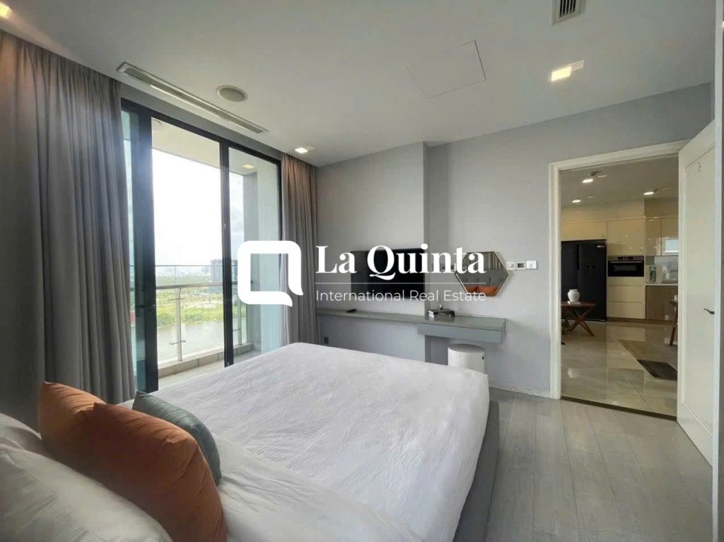 3-BEDROOM APARTMENT AT VINHOMES GOLDEN RIVER Bedroom 1