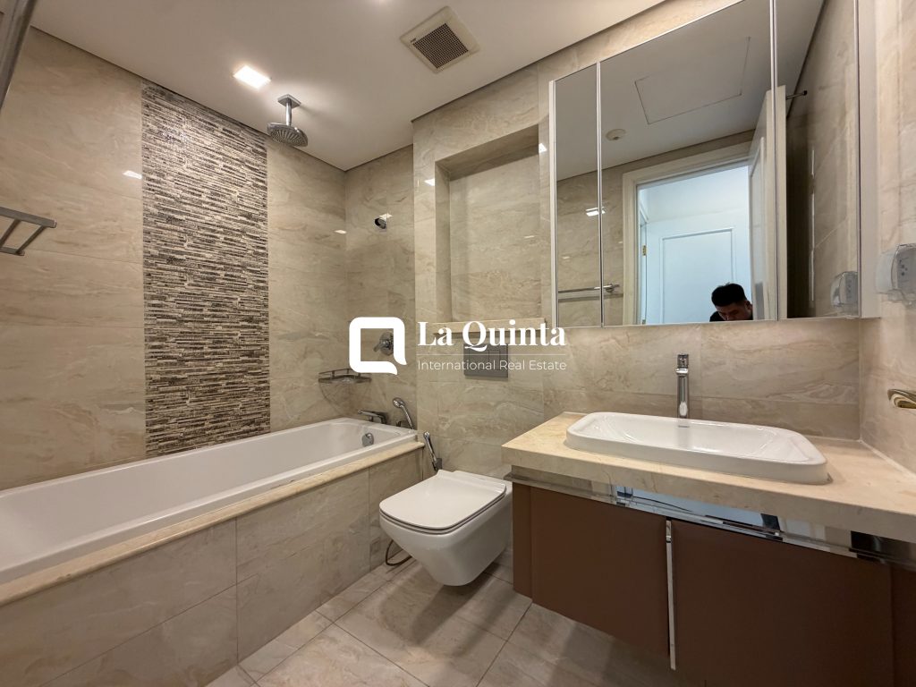 2BR Apartment Vinhomes Golden River bathroom