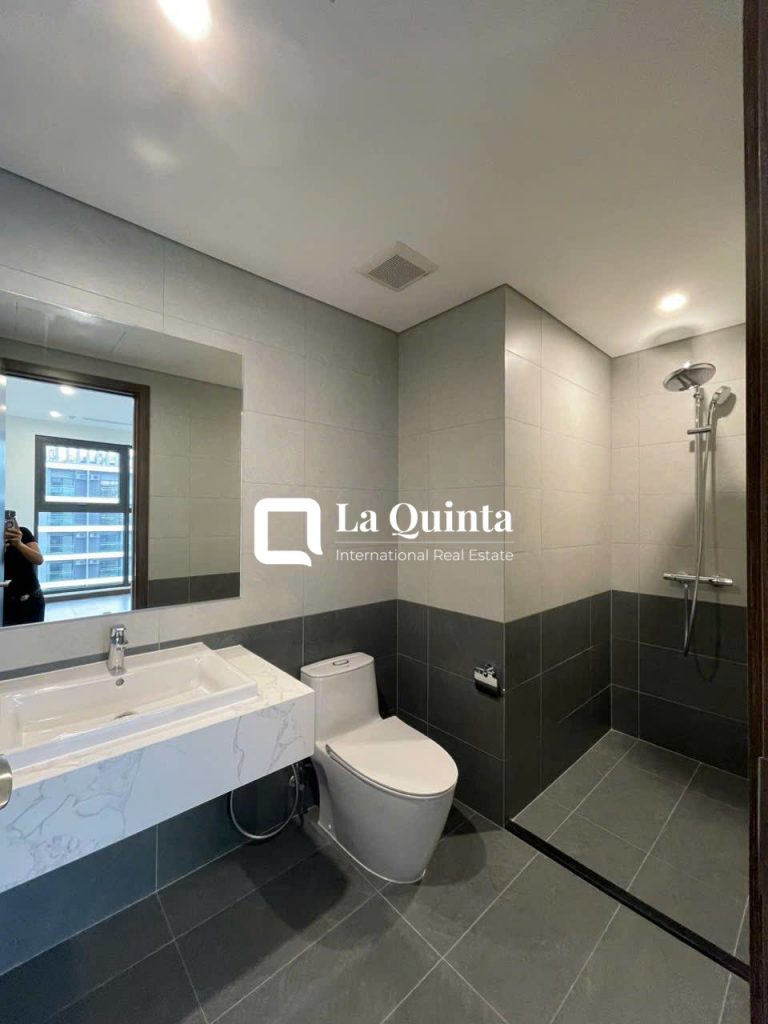 2BR Apartment Vinhomes Grand Park bathroom