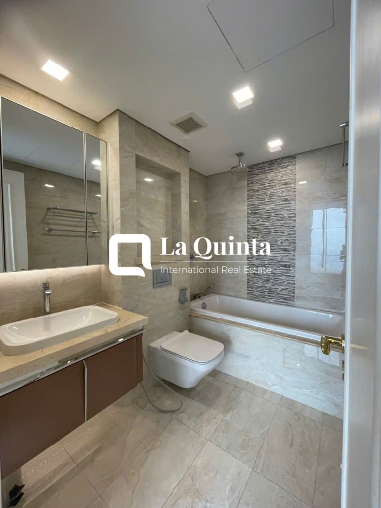 3BR Apartment at Vinhomes Golden River bathroom