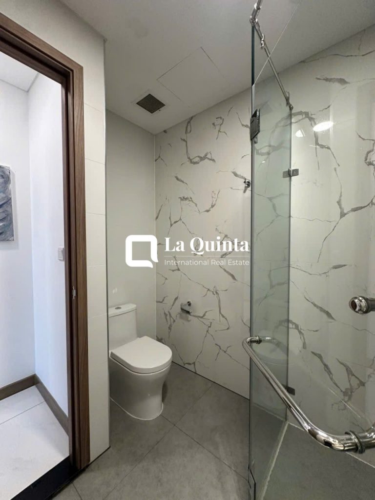 1-bedroom Sunwah Pearl apartment bathroom